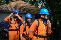 Mahasiswa K3 Universitas Indonesia Sedang Simulasi Penggunaan Pakaian Pemadaman Kebakaran (Doc. Kangmox)