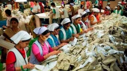 Pekerja wanita Bangladesh sedang bekerja di sebuah pabrik garmen. | Sumber: World Bank