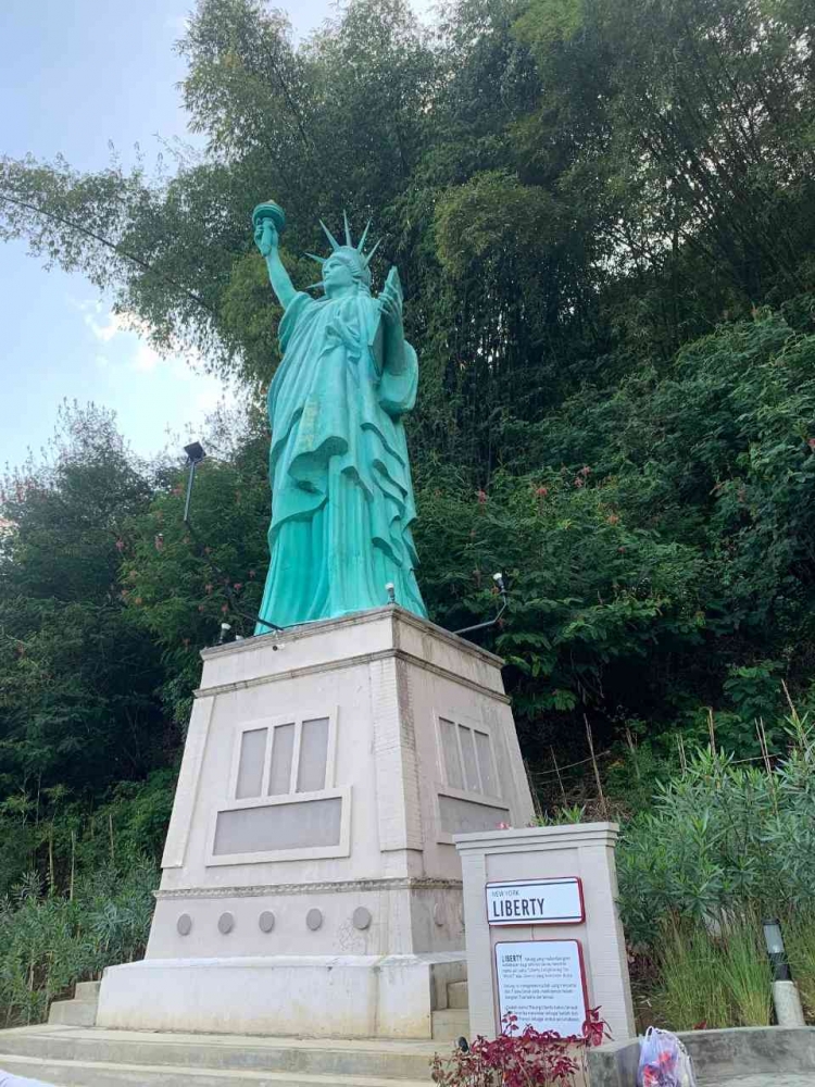 Patung Liberty at Sarae Hills (photo by @chintaniadls)