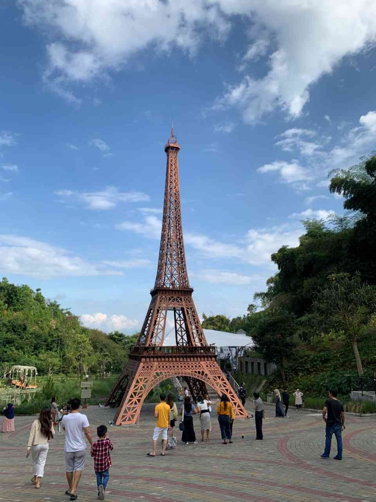 Eiffel Tower at Sarae Hills (photo by @chintaniadls)
