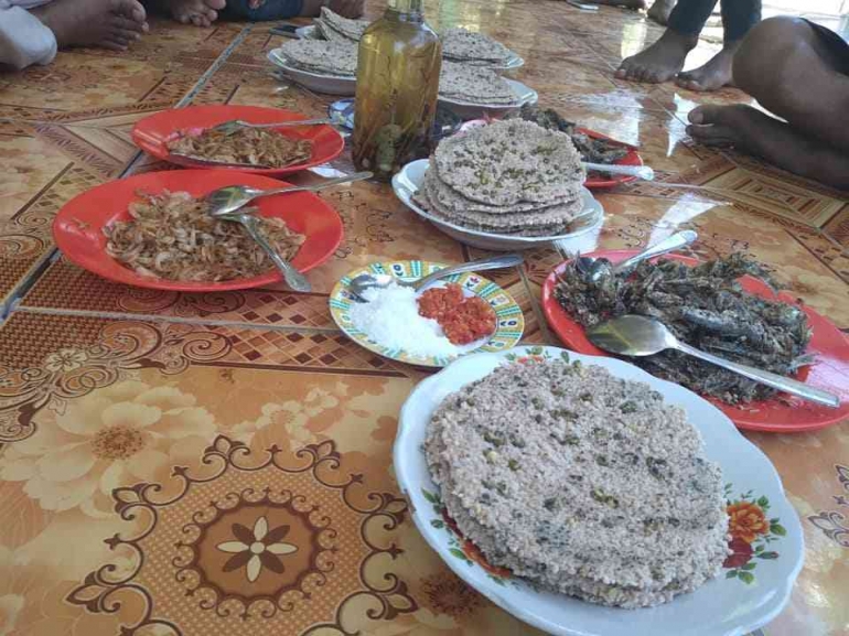 Setelah matang, lempengan putak/akabilan disajikan sebagai makanan utama (dok pribadi)