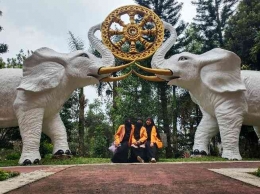 Foto bersama mahasiswa PMM 2 UPI Bandung di bawah patung gajah putih (dokumen pribadi)
