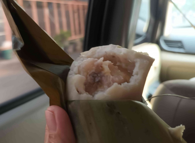 Kue Nagasari biasanya dibungkus dengan daun pisang. | Foto: Wahyu Sapta.