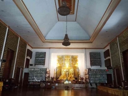 Ruangan berdoa kaum buddhis yang dihiasi dengan 10.000 patung buddha hasil donatur (dokumen pribadi)