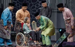 Chee Hoi Lan terima penghargaan  Maulidur Rasul dari Yang di-Pertuan Agong  Sultan Ahmad Shah pada perayaan Maulidur Rasul Nasional |Foto: Bernama.