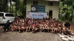 Bersama anak-anak sekolah SDN Wanajaya 3, Dusun Cilele (Dokpri)