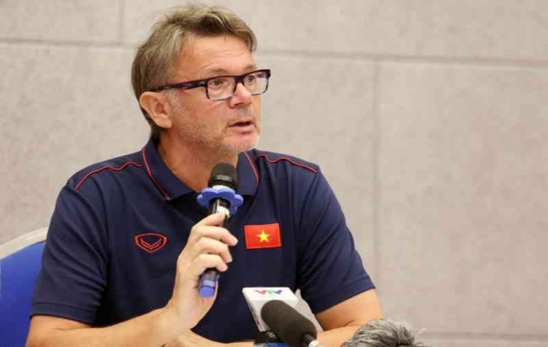 Pelatih Philippe Troussier saat konferensi pers tahun 2020, tentang persiapan timnas Vietnam U18/U19/U20 | (foto: vff.org.vn)
