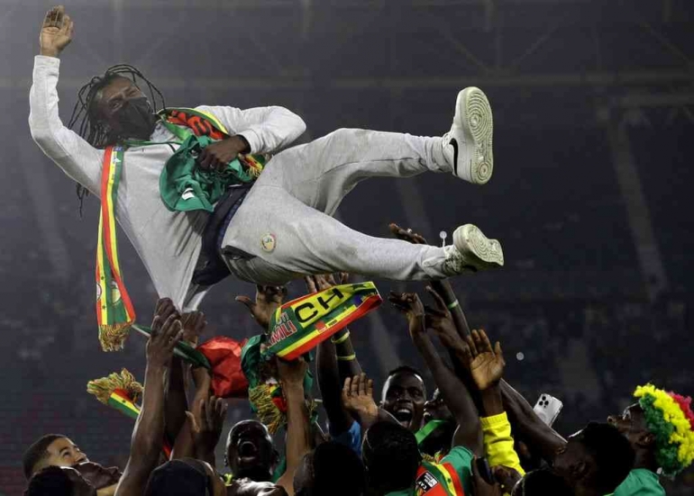 Tim Senegal merayakan gelar juara Piala Afrika Setelah mengalahkan Mesir di final (6/2/2022) | (foto: AFP/Charly Triballeau via Kompas.id)