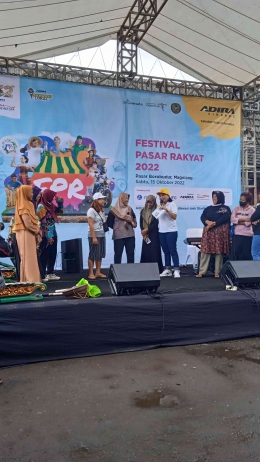Pedagang pasar ikut kuis setelah dpt literasi keuangan dari #AdiraFinance pada #FestivalPasarRakyat2022 di Pasar Borobudur Kab. Magelang | Dokpri 