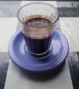 Sedang ngopi (dokumen pribadi)