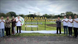 Prosesi peresmian landmark Desa Wisata Karanganyar oleh Jajaran Direksi Adira Finance dan Tokoh Masyarakat