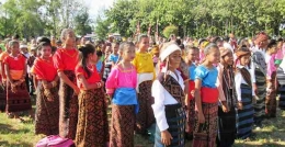 Para pelajar mengenakan pakaian adat saat upacara Hardiknas (Foto: Cendana News)