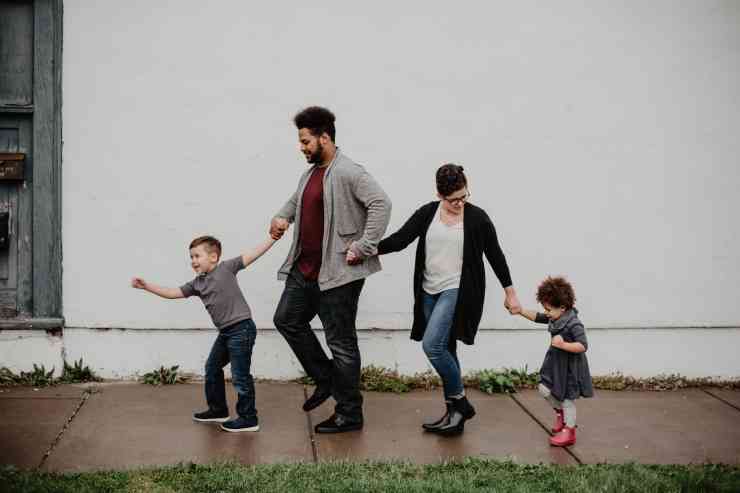 ilustrasi kebiasan orang tua jalan kaki bersama anak (Foto: Emma Bauso dari Pexels)