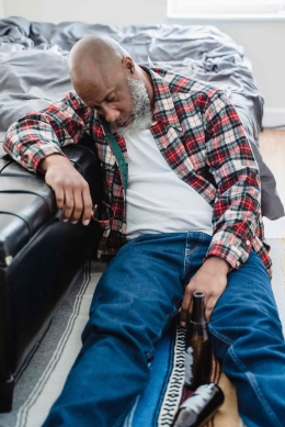Ilustrasi seorang laki-laki tua yang sedang mabuk alkohol. Sumber: Pexels / Nicola Barts