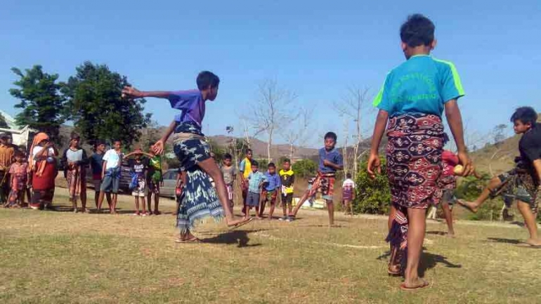 Permainan gasing, salah permainan tradisional di Sumba (Sumber: Waingapu.com) 