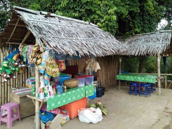 Warung warga menjajakan aneka makanan dan minuman ringan di Taman 1000 Bunga (Dok. Pribadi)