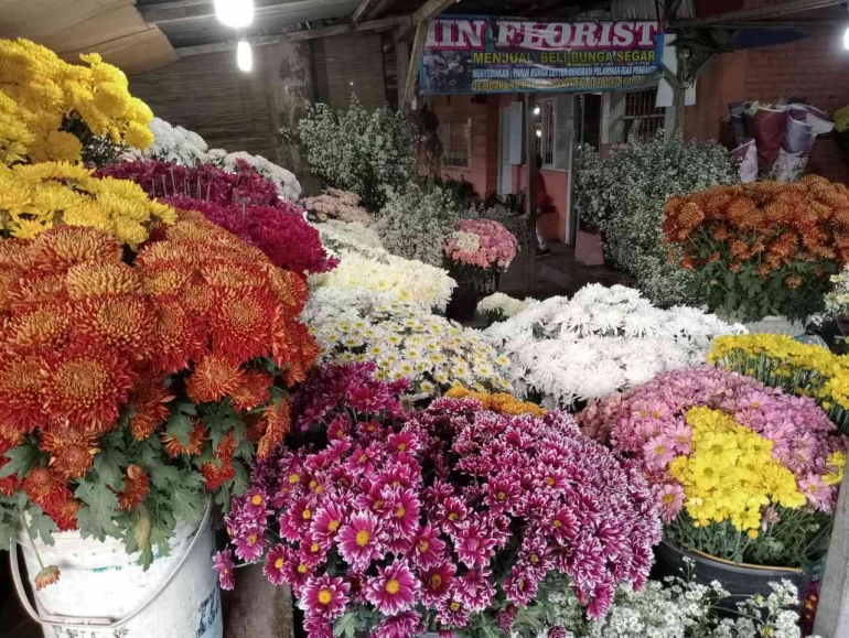 Bunga krisan aneka jenis dan warna di salah satu kios bunga warga desa Raya (Dok. Pribadi)