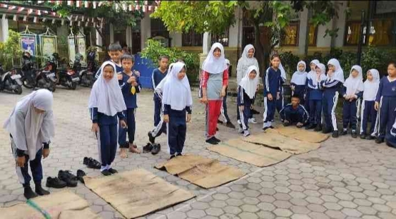 Peserta didik di lingkungan sekolah yang berada di Pekanbaru mengenakan seragam olahraga (Foto: Akbar Pitopang)