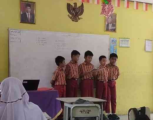 Peserta didik di lingkungan sekolah yang berada di Pekanbaru mengenakan seragam batik (Foto: Akbar Pitopang)