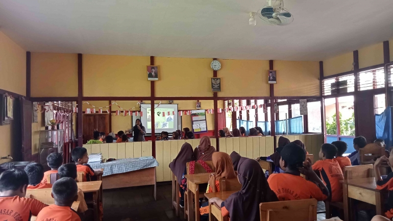 Saat menyampaikan lecture di SDN 11 Muara Pawan, Ketapang, Kalbar. (Foto: Iis/Yayasan Palung). 
