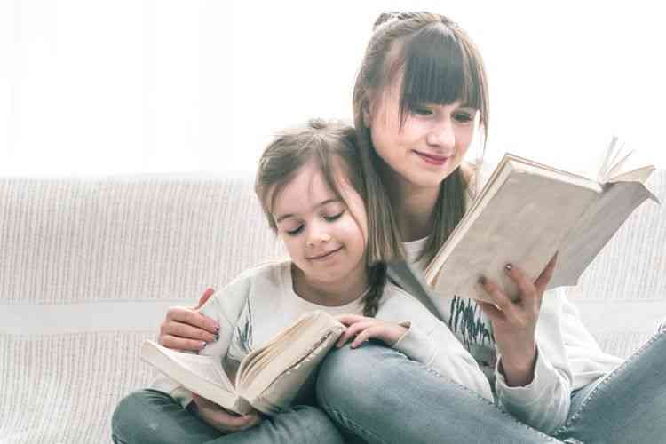 Ilustrasi membaca buku bersama anak. (Shutterstock via Kompas.com)