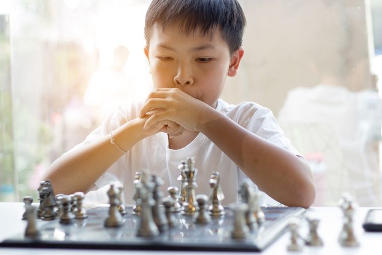 Ilustrasi bermain catur (Sumber: Shutterstock)