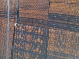 Satu motif Pancasila karya tangan ibu penjual tenun ikat di pasar Mbongawani-Ende | Dokumen pribadi oleh Ino