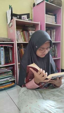 Yumna sedang asyik membaca salah satu koleksi bukunya (Dok.Pri Bunda Yulita Ariana)