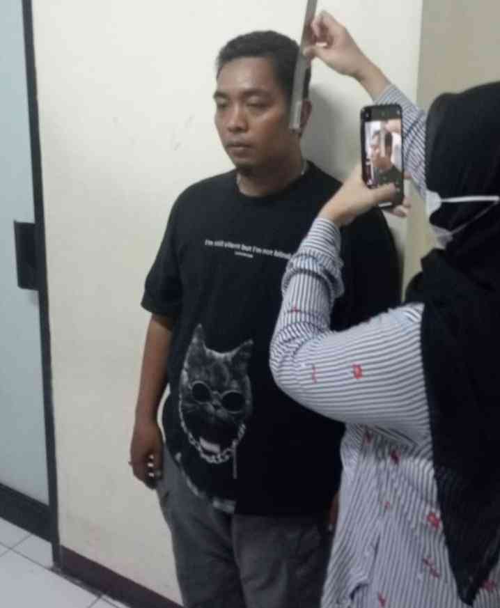 Wartawan AS Korban pemganiayaan preman saat dilalukan visum ed-repertum di RS. Ibnu Sina Makassar (foto dok. FMCBI) 