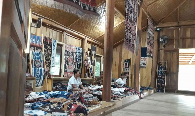 Kain Tenun Sumba pada Rumah Galeri Sumba di Kampung Prailiu, Waingapu, Sumba Timur (Foto:Lex)