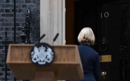 Liz Truss mengumumkan mengundurkan diri berita tersebut dari 10 Downing Street pada hari Kamis. AFP/Daniel LEAL