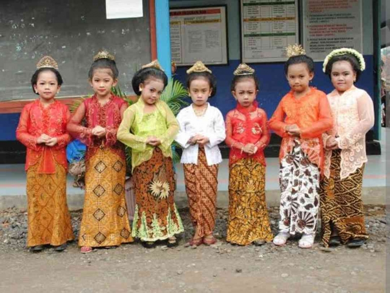 Pakaian Adat Untuk Sekolah Baju Adat Jadi Seragam Sekolah Bukanlah Kebijakan Tepat! Bisa Buat Siswa Tak Nyaman Belajar Halaman 1 - Kompasiana.com