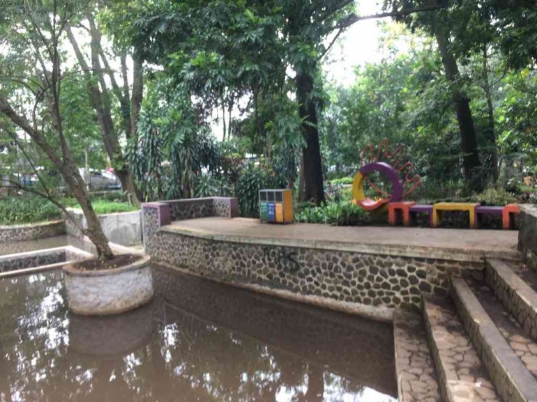 Kolam di tengah taman. Foto: Dok. Pribadi