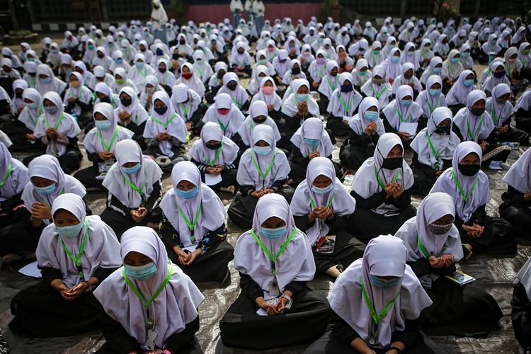 Sejumlah santri mengikuti kegiatan doa Istighosah di Pondok Pesantren An-Nuqthah, Kota Tangerang, Banten, Kamis (22/10/2020) untuk memperingati Hari Santri Nasional (ANTARA FOTO/FAUZAN)
