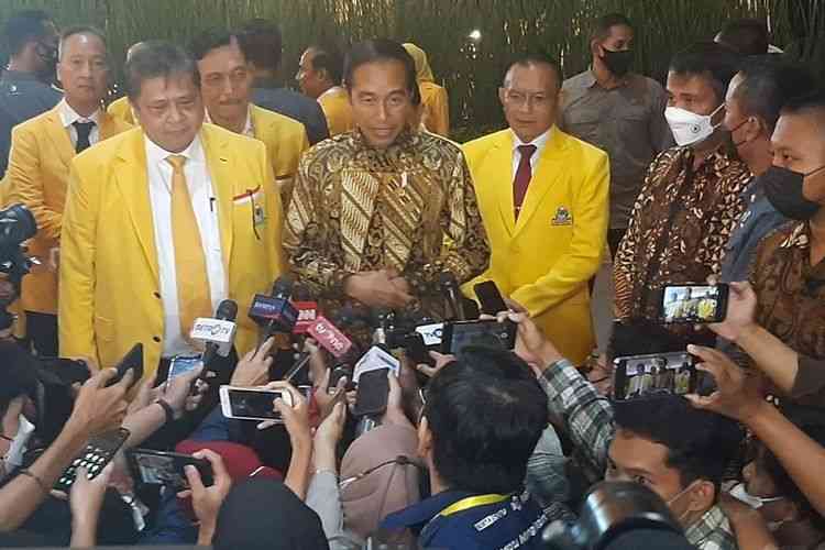 Presiden Jokowi memberi keterangan pers setelah hadiri HUT ke-58 Golkar di JIExpo Kemayoran, Jakarta, (21/10). KOMPAS.com/Ardito Ra
