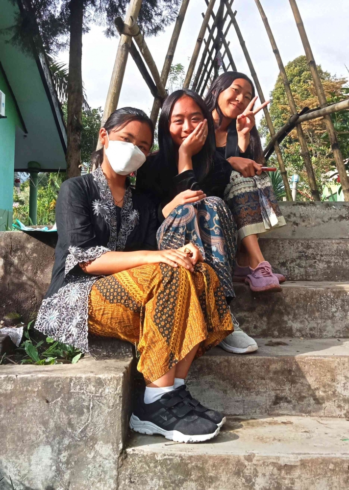 Tiga pelajar putri Suku Tengger saat berbaju adat di tangga sekolah. Sumber: Dokumentasi Pribadi