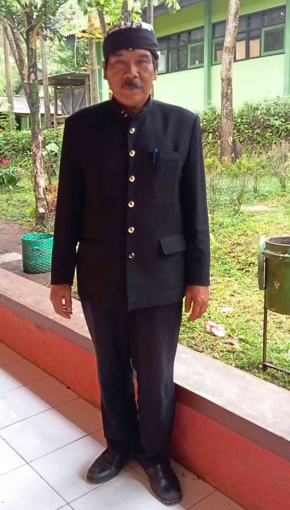 Pak Bambang, Guru Pembina ibadah Agama Hindu saat berpakaian adat, lengkap memakai beskap dan udheng. Sumber: Dokumentasi Pribadi