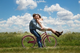 Ilustrasi kebahagiaan pasangan yang sedang jatuh cinta. (sumber: pixabay.com/Karen Warfel)