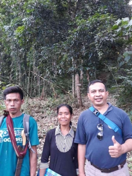 Penulis (kanan) bersama jurupelihara Gua Rambu Manu, Elisabet (tengah) dan Bapa Nita (kiri) (Dokpri)