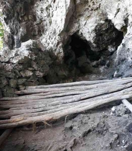 Bale-bale dari batang kayu di dalam Gua Rambe Manu, tempat Wona Kaka tidur (Dokpri) 