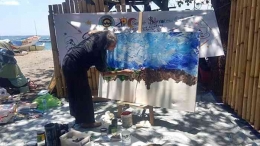Usai Perform Art, Bang Ze langsung melukis di kanvas 'jatah'nya. Dokumentasi pribadi