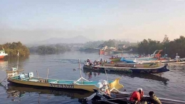 Siluet Gunung Rinjani menjadi latar pagi berkabut di satu sudut desa Tanjung Luar. Dokumentasi pribadi