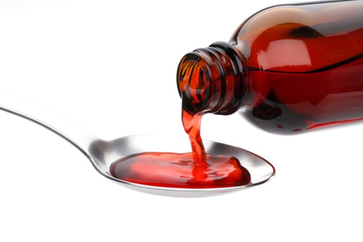 Ilustrasi obat sirup, zat berbahaya dalam obat sirup atau cair kemungkinan penyebab gagal ginjal akut pada anak. (Shutterstock/sumire8)