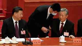 Mantan Presiden Hu Jintao dibujuk meninggalkan penutupan Kongres ke-20 Partai Komunis Tiongkok, di Beijing pada 22 Oktober 2022afp.com - Noel CELIS