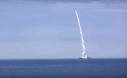 Sebuah kapal perang Rusia meluncurkan rudal jelajah ke sasaran di Ukraina. (Foto: Layanan Pers Kementerian Pertahanan Rusia via AP Photo)