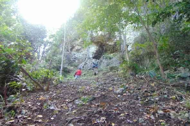 Jalan mendaki menuju situs Perang Kodi, Gua Rambe Manu (Dokpri) 