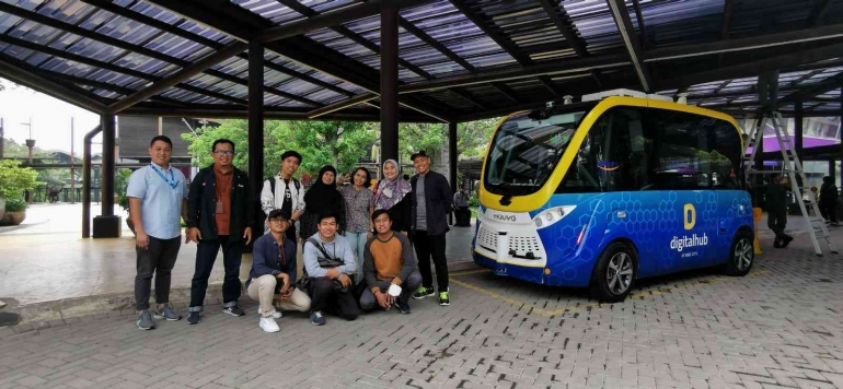 Foto disamping Navya bersama penumpang lain (dokpri) 