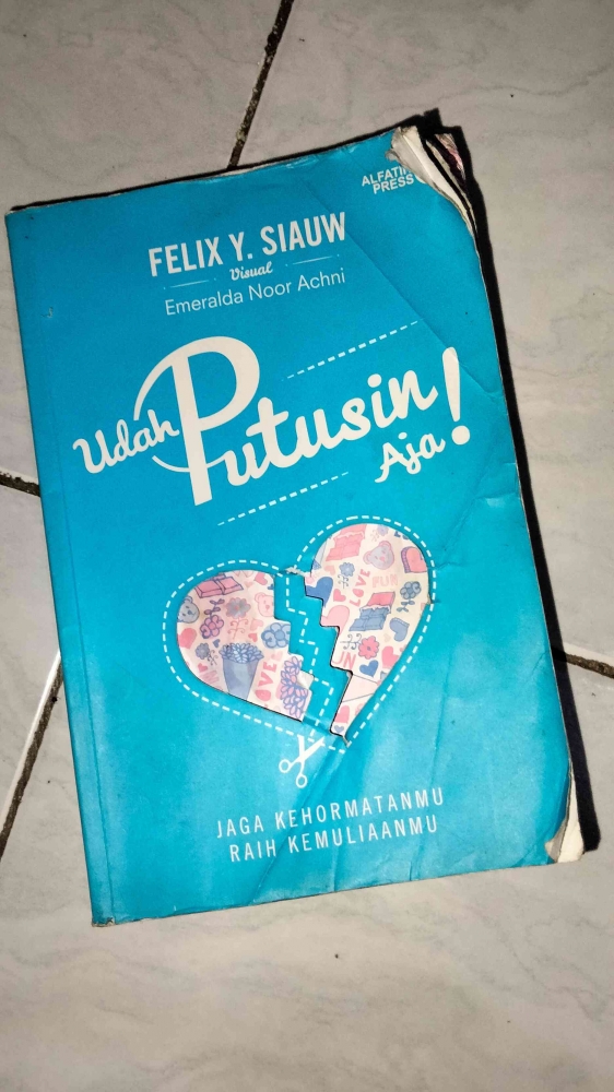 Cover depan buku Udah Putusin Aja! karya Felix Y. Siauw