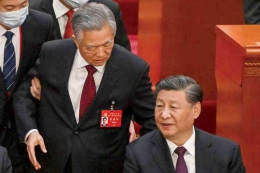 Saat Hu Jintao dikeluarkan dari aula konferensi (AFP)