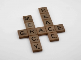 Balok-balok kayu bertulisan Grace, Mercy, Peace. Sumber: Pexels/Brett Jordan